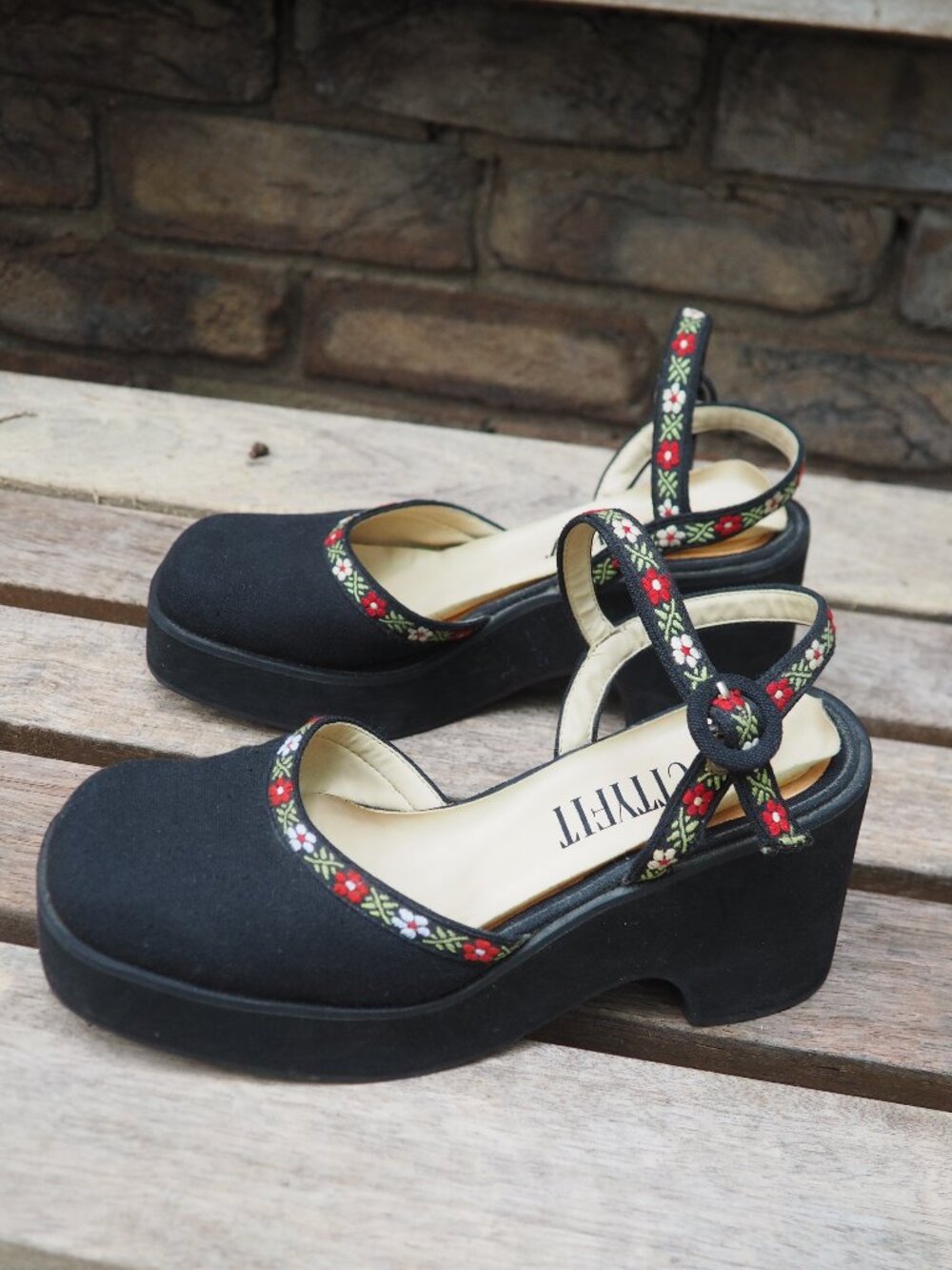 Platform Mary Jane closed-toe sandals 7 black w/ red white green flowers Y2K vtg